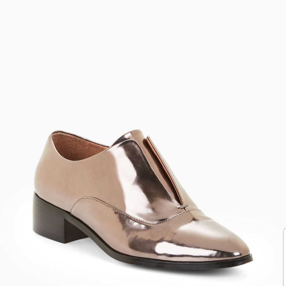 BCBG shiny metallic no lace oxford shoes! 😎